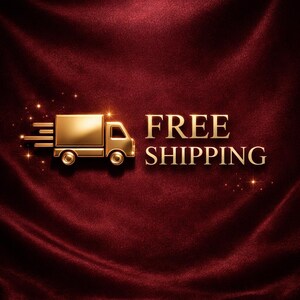 Puede incluir: Icono de cami&oacute;n dorado con las palabras "FREE SHIPPING" sobre un fondo rojo oscuro texturizado. El cami&oacute;n tiene un dise&ntilde;o estilizado con l&iacute;neas de movimiento, y el texto est&aacute; en una fuente audaz y elegante. Los acentos brillantes a&ntilde;aden un toque de glamour.
