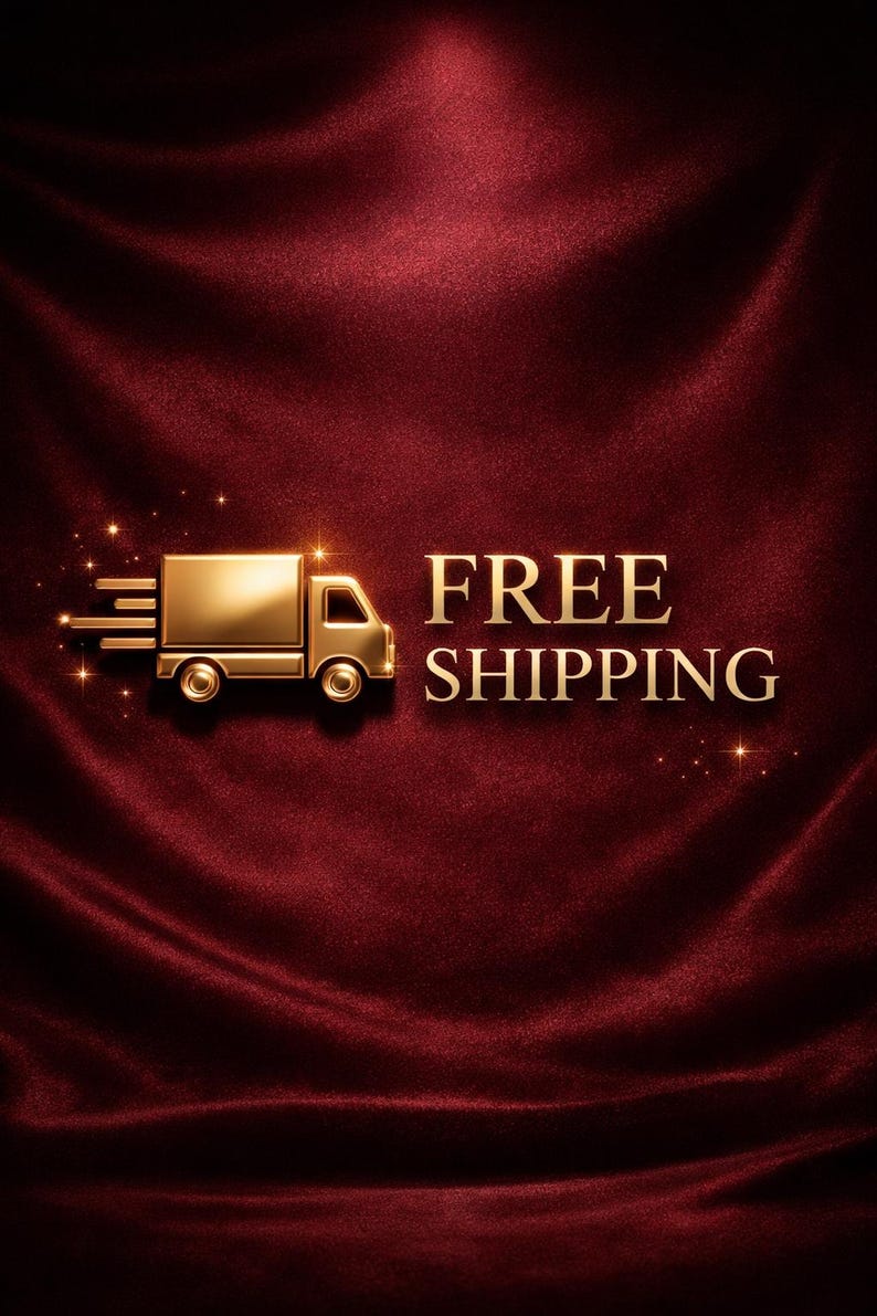 Puede incluir: Icono de cami&oacute;n dorado con las palabras "FREE SHIPPING" sobre un fondo rojo oscuro texturizado. El cami&oacute;n tiene un dise&ntilde;o estilizado con l&iacute;neas de movimiento, y el texto est&aacute; en una fuente audaz y elegante. Los acentos brillantes a&ntilde;aden un toque de glamour.