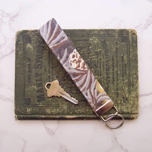 Flower key fob wristlet, wristlet keychain, wristlet strap, gift for her, keychain wristlet, key fob, wristlet strap for keys, fob for keys.