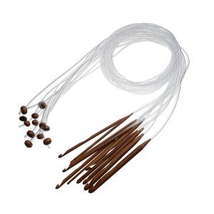Peut inclure: Un ensemble d'aiguilles à tricoter circulaires avec des crochets en bois brun et des câbles en plastique transparent. Les aiguilles sont disposées en éventail, les crochets pointant vers l'extérieur. Plusieurs tailles d'aiguilles sont incluses.