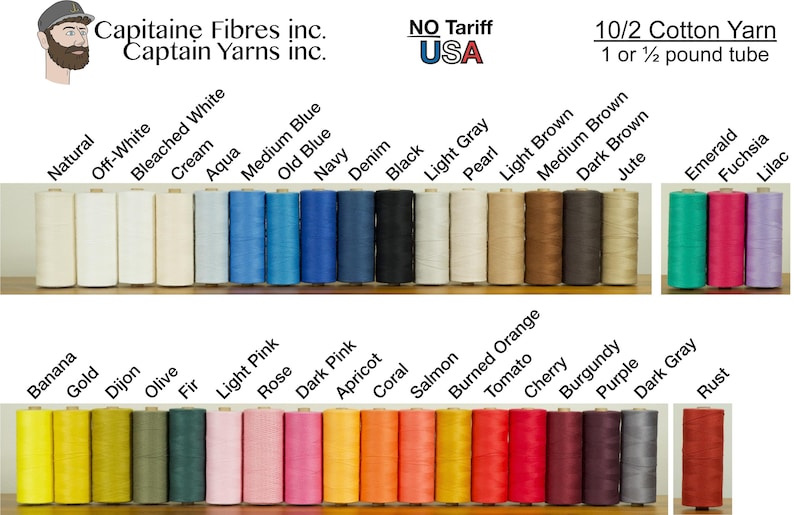 Może przedstawiać: Kolekcja szpul nici bawełnianych 10/2 od Capitaine Fibres inc. i Captain Yarns inc. Szpule są ułożone w dw&oacute;ch rzędach, prezentując szeroką gamę kolor&oacute;w, w tym odcienie bieli, niebieskiego, brązu, zieleni, r&oacute;żu, pomarańczu oraz czerwieni.