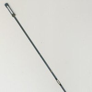 Peut inclure: Une jauge d'huile en métal argenté avec une poignée en plastique noir et des marques pour mesurer les niveaux d'huile.