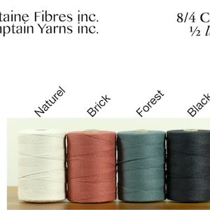Peut inclure: Quatre bobines de fil de coton 8/4 en couleurs Naturel, Brique, Forêt et Noir. Chaque bobine est étiquetée avec son nom de couleur. Le texte "Capitaine Fibres inc. Captain Yarns inc." et "1/2 lbs tubes" sont également visibles.