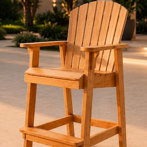 Könnte beinhalten: Ein hellbrauner Adirondack-Stuhl aus Holz in Barhöhe mit einer hohen, gelatteten Rückenlehne, breiten Armlehnen und einer Fußstütze. Der Text BAR HEIGHT ADIRONDACK CHAIR PLANS steht oben im Bild in einem weißen Kasten mit schwarzer Schrift.