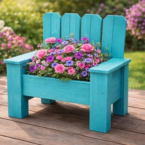 Puede incluir: Una jardinera de madera turquesa con forma de silla, llena de vibrantes flores rosas, moradas y azules. La silla tiene respaldo de listones y reposabrazos, colocada sobre una terraza de madera. El fondo presenta un jardín con vegetación y más flores.