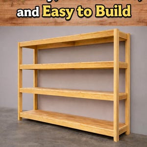 Könnte beinhalten: Ein helles Holzregal mit vier horizontalen Ablagen. Das Regal ist freistehend und scheint aus Massivholz zu bestehen. Der Text "Sturdy, Affordable, and Easy to Build" befindet sich oben im Bild.