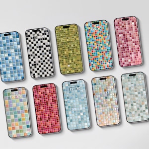 Puede incluir: Diez teléfonos inteligentes dispuestos en dos filas, cada uno con un fondo de pantalla digital único que presenta una cuadrícula de pequeños azulejos cuadrados en varias paletas de colores, incluyendo azul, blanco y negro, oro, multicolor, rosa, rojo y tonos neutros.