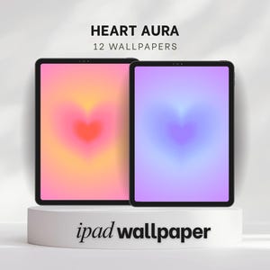 Puede incluir: Dos tabletas negras que muestran fondos de pantalla de aura en forma de corazón. Una tableta tiene un degradado rosa, naranja y rojo, la otra un degradado morado y azul. El texto "HEART AURA 12 WALLPAPERS" está en la parte superior. El texto "ipad wallpaper" está en la parte inferior.