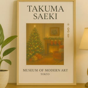 Könnte beinhalten: Gerahmter Kunstdruck mit dem Text "TAKUMA SAEKI" über einer Innenszene mit Weihnachtsbaum, Kamin und Sessel. Der Text "MUSEUM OF MODERN ART TOKYO" befindet sich darunter.
