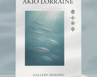 Op de afbeelding: Een witte kunstdruk met een school vissen die zwemmen in blauw water met lichtstralen. De print heeft de tekst "AKIO LORRAINE" bovenaan en "GALLERY HOSONO TOKYO" onderaan.