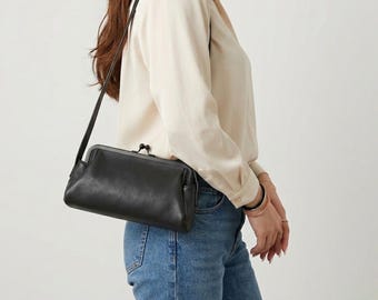 Borsa a tracolla in pelle nera con chiusura a scatto, borsa a tracolla vintage con struttura, borsa a mano minimalista di lusso in pelle, borsa da sera con chiusura retrò, borsa a spalla classica