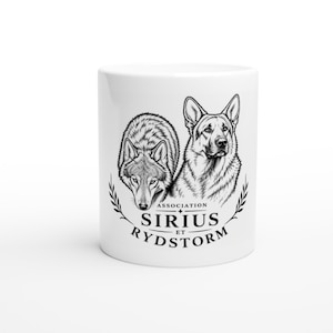 Puede incluir: Una taza de cerámica blanca con una ilustración de líneas negras de un lobo y un perro pastor alemán. Debajo de los animales, el texto dice ASSOCIATION SIRIUS ET RYDSTORM, enmarcado por dos ramas de laurel curvas centradas en la taza.