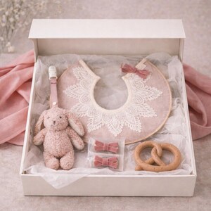 Personalized Baby Gift Set Lace Bib・Bunny Rattle・Pretzel Teether・Hair Clips(Set of 2) Neutral・Baby Shower Gift・Newborn Gift
