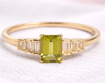 Anillo de peridoto talla esmeralda / Anillo de oro con la piedra natal de agosto