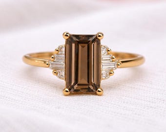 エメラルドカットのスモーキークォーツリング（ゴールド）｜ブラウンの宝石を使った婚約指輪｜女性用スモーキークォーツの宝石リング｜繊細なプロミスリング