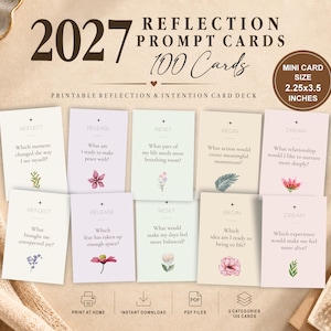 Könnte beinhalten: Ein Set aus 100 druckbaren 2027 Reflection Prompt Cards im Mini-Format von 5,7x8,9 cm. Das Deck enthält fünf Kategorien mit den Bezeichnungen Reflect, Release, Reset, Begin und Dream, jeweils mit floralen Illustrationen und Fragen.