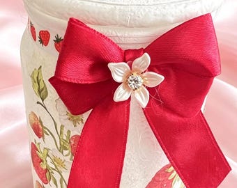 Tarro de cristal hecho a mano con decoupage de fresas / Almacenamiento blanco, base de satén rosa, decoración estilo cottagecore