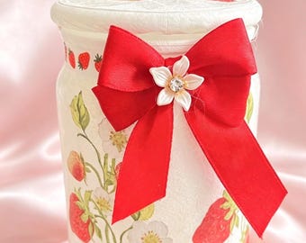 Tarro de cristal hecho a mano con decoupage de fresas / Decoración de almacenamiento estilo cottagecore