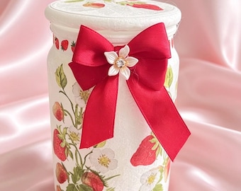 Tarro de cristal hecho a mano con decoupage de fresas / Decoración de cocina estilo cottagecore para el hogar y el hogar