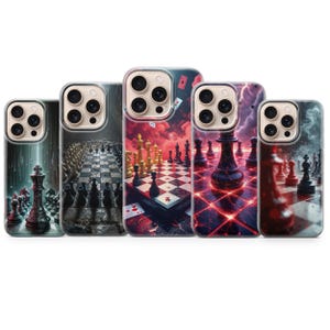 Peut inclure: Une collection de cinq coques de téléphone avec des motifs sur le thème des échecs. Chaque coque présente une interprétation artistique différente des échecs, avec des couleurs vives et des images détaillées de pièces et d'échiquiers. Les coques sont conçues pour un smartphone.