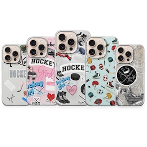 Peut inclure: Cinq coques de téléphone avec des motifs sur le thème du hockey. Les coques présentent divers graphiques, notamment des crosses de hockey, des patins, des palets et les mots "Hockey Girl" et "Hockey". Les coques sont de différentes couleurs, dont le rose, le bleu et le blanc.
