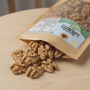 以下が含まれることがあります： 「Walnuts」と「Local produce of India」の文字が入った、生の無塩クルミが入った茶色の紙袋。明るい茶色のクルミの半分が木製の表面にこぼれています。袋は部分的に開いています。