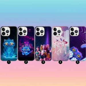 Op de afbeelding: Een verzameling van vijf telefoonhoesjes met verschillende ontwerpen. De hoesjes tonen afbeeldingen van stripfiguren, groepen mensen en abstracte kunst. De hoesjes zijn in verschillende kleuren, waaronder blauw, paars en roze. De telefoonhoesjes zijn ontworpen voor een smartphone.