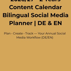 Könnte beinhalten: Senffarbene Grafik mit schwarzem Text, der lautet: "2026/27 - 2 Years Content Calendar Bilingual Social Media Planner | DE & EN". Der Text "Plan • Create • Track" ist ebenfalls sichtbar. Unten ist ein Logo zu sehen.