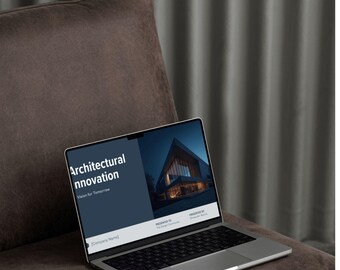 Può includere: Un laptop argentato che mostra una presentazione intitolata "Innovazione architettonica" con l'immagine di un edificio moderno. Il laptop è aperto e poggia su una sedia imbottita marrone. Lo sfondo presenta una tenda grigia.
