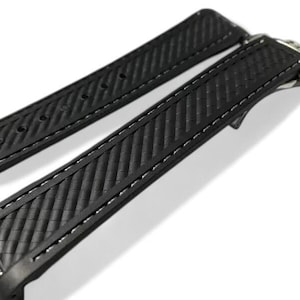 K&ouml;nnte beinhalten: Eine wei&szlig;e Keramiktasse mit schwarzem Henkel und dem Text "But First, Coffee" in schwarzer, fetter Schrift. Die Tasse steht auf einer wei&szlig;en Oberfl&auml;che. Die Tasse ist 10 cm hoch.