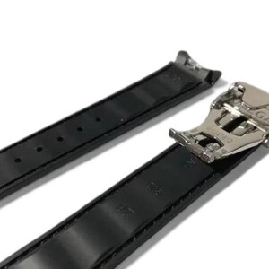 K&ouml;nnte beinhalten: Schwarzes Leder-Armband mit silberfarbener Schlie&szlig;e. Das Armband ist in zwei Teile geteilt, wobei die Schlie&szlig;e an einem Ende befestigt ist. Das Armband hat mehrere L&ouml;cher zur Anpassung.