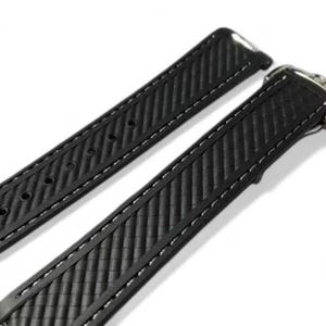 K&ouml;nnte beinhalten: Zwei schwarze Uhrenarmb&auml;nder mit strukturiertem Muster und wei&szlig;en N&auml;hten. Eines der Armb&auml;nder hat eine Schnalle, das andere hat Einstelll&ouml;cher. Das Wort "OMEGA" ist auf einem Armband sichtbar.