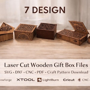 Op de afbeelding: Zeven lasergesneden houten geschenkdozen in verschillende ontwerpen, weergegeven op een houten oppervlak. De dozen zijn in verschillende bruintinten, met ingewikkelde patronen en open deksels. Tekst op de afbeelding luidt "7 DESIGN" en "Laser Cut Wooden Gift Box Files".