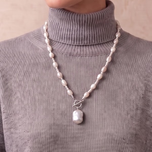 Weiße Süßwasser Barock Perlen-Halskette 55cm Lange Pullover Kette Quadrat Anhänger Silber Knebelverschluss Französisch Vintage-Stil Schmuck für Frauen