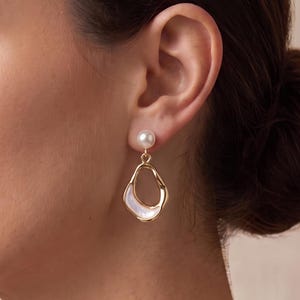 Gouden parel hangoorbellen, onregelmatige geometrische schelp druppel, S925 zilveren post sieraden in Franse stijl, cadeau bruidsmeisje