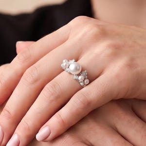スターリングシルバーの葉模様の透かし彫りパールリング、女性用ボタニカルクラスターパールリング、ヴィンテージスタイルの葉のつるジュエリー、彼女へのユニークなギフト