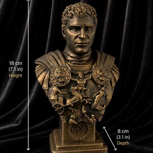 Pode incluir: Busto em bronze de um imperador romano, com 18 cm de altura, 12 cm de largura e 8 cm de profundidade. A escultura apresenta tra&ccedil;os faciais e armadura detalhados, com as letras "SPQR" na base. O busto est&aacute; sobre um fundo escuro.