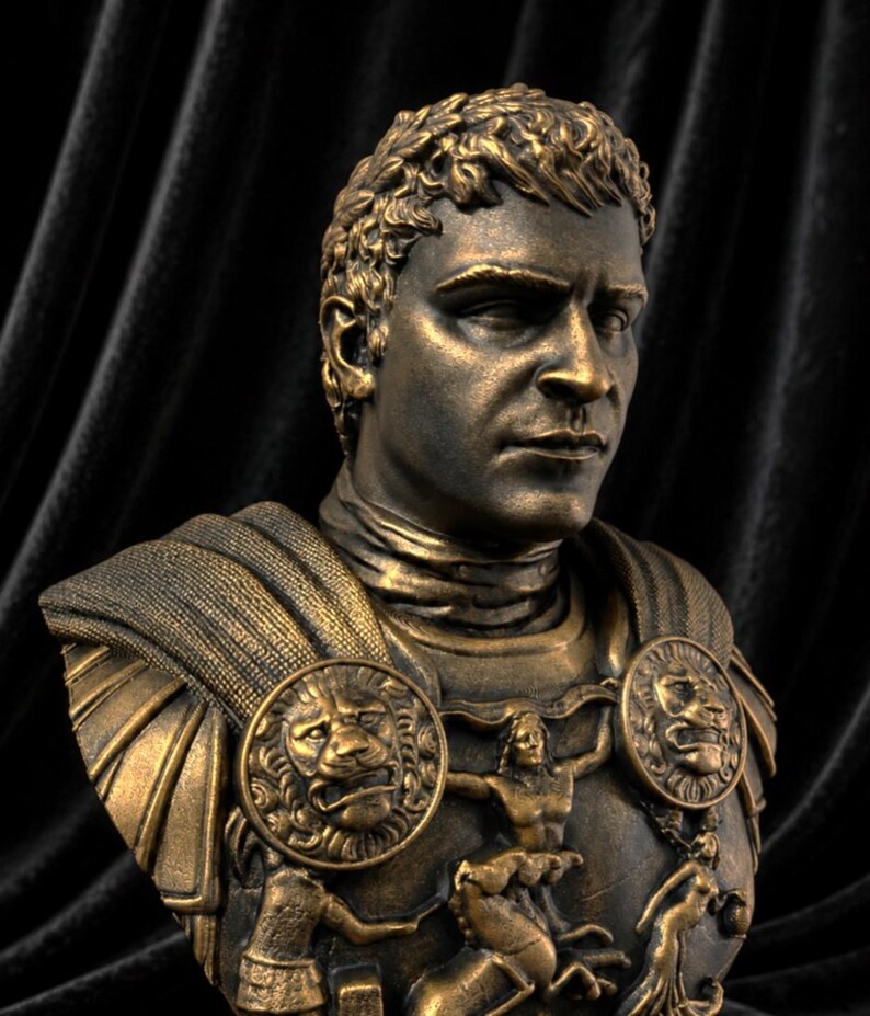 Pode incluir: Busto de cor bronze de um homem com cabelo curto e encaracolado e uma express&atilde;o s&eacute;ria. O busto apresenta uma armadura detalhada com medalh&otilde;es de le&atilde;o e esculturas em relevo. O fundo &eacute; um tecido escuro e texturizado.