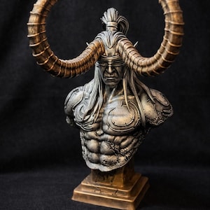 Pode incluir: Escultura de busto detalhada de um guerreiro com grandes chifres curvos. A figura tem cabelo comprido, uma expressão severa e é adornada com detalhes intrincados de armadura. A escultura é principalmente prateada com detalhes em bronze, em um fundo escuro.