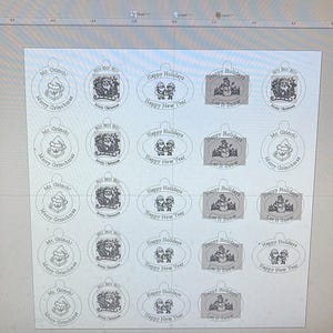 Puede incluir: Una pantalla de ordenador muestra un diseño para adornos navideños. Los adornos presentan varios temas festivos, incluyendo "Mr. Grinch", "Felices Fiestas" y "Let It Snow". Los diseños son de forma circular u ovalada.