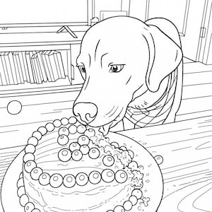 以下が含まれることがあります： 丸いオブジェクトで飾られたケーキを食べている犬の線画。犬はラブラドールレトリバーです。ケーキは木製の表面の上の皿の上にあります。テレビと本棚が背景にあります。