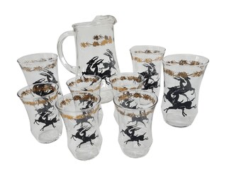 Juego de vasos y jarras de bar estilo neodeco para cócteles, carrito de bar Gazelle Supper Club y bebidas a base de zumos.