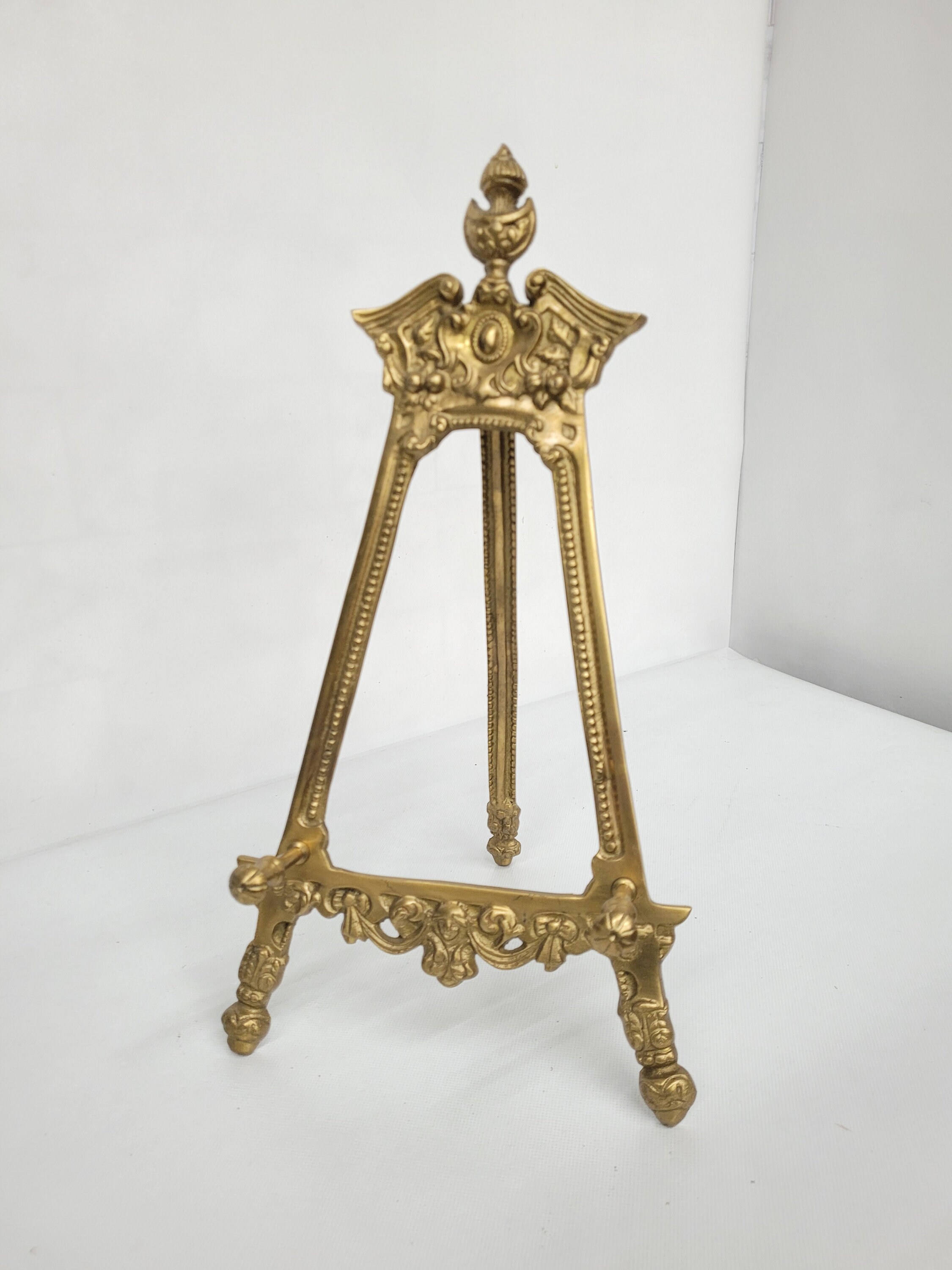 Wholesale brass easel stand With Recreational Features 