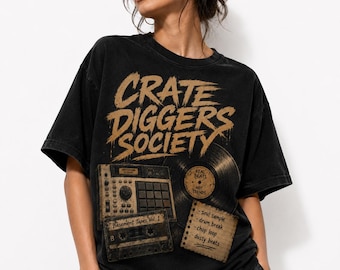 Paquete PNG de Crate Diggers Society, diseño de camiseta de hip hop, gráfico de ropa urbana Boom Bap, diseño de camiseta de rap vintage, descarga PNG de DJ de vinilo