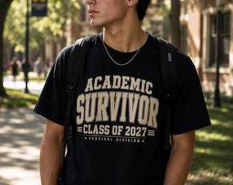 Sobreviviente Académico Clase de 2027 PNG, Diseño de Camiseta de Regreso a Clases para Estudiantes de Último Año, PNG de Estudiante de Primer Año, Transferencia de Estudiante Universitario, Sublime Escolar