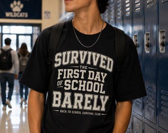 Sobreviví al primer día de clases por los pelos PNG, Regreso a clases PNG, Diseño de camiseta para estudiantes, Profesor PNG, Descarga de gráficos escolares