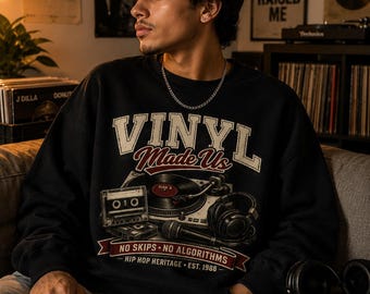Vinilo Made Us PNG, Diseño de camiseta de hip hop vintage, Gráfico de tocadiscos retro, Música de la vieja escuela PNG, Ropa urbana de los 90, Transferencia DTF