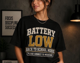 PNG de batería baja para la vuelta al cole, PNG divertido para estudiantes, diseño de camiseta para profesores, gráfico retro de colegio universitario, PNG de sudadera escolar, camiseta universitaria