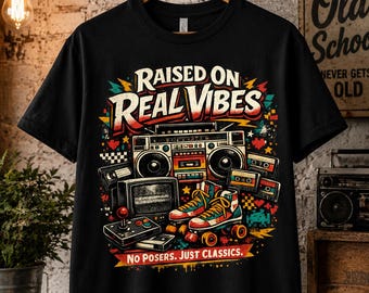 Raised On Real Vibes PNG, diseño de camiseta retro de los 80, gráfico de radiocasete vintage, nostalgia de la generación X, cinta de casete PNG, sublimación, transferencia DTF