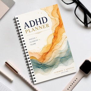 Puede incluir: Una agenda ADHD de espiral con portada color crema que presenta ondas abstractas de acuarela en naranja y verde azulado. El texto dice ADHD PLANNER, FOCUS CLARITY FLOW y SUMMER SPECIAL EDITION, con detalles en color dorado.